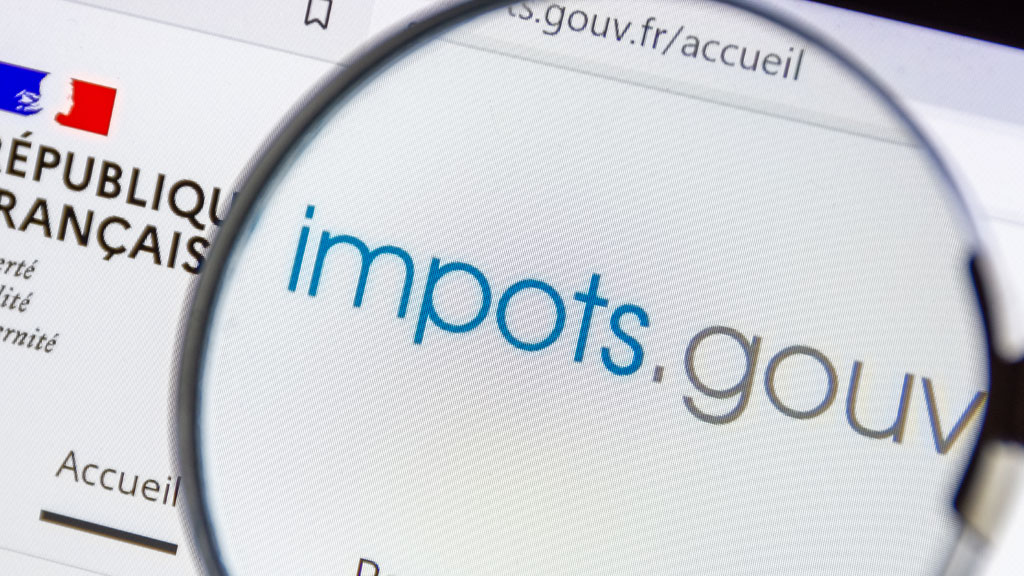 Personne consultant une interface administrative en ligne pour ses impôts professionnels
